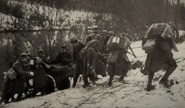 Un canon antichar de 25 mm. La scène montre toute la difficulté de déplacer, même sur de courtes distances, pour une mise en batterie, la plus légères arme antichar française. Un canon antichar de 25 mm. La scène montre toute la difficulté de déplacer, même sur de courtes distances, pour une mise en batterie, la plus légères arme antichar française.