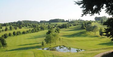 Surnommé jadis " la ferme du bout du monde ", le Golf de l’Empereur accueille un parcours de 18 trous et de 9 trous. La vue est époustouflante. Surnommé jadis " la ferme du bout du monde ", le Golf de l’Empereur accueille un parcours de 18 trous et de 9 trous. La vue est époustouflante.