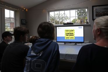Nous sommes quotidiennement confrontés à des annonces et des chiffres durant cette crise sanitaire (image d'illustration, dans une famille du Royaume-Uni, en mai 2020) Nous sommes quotidiennement confrontés à des annonces et des chiffres durant cette crise sanitaire (image d'illustration, dans une famille du Royaume-Uni, en mai 2020)