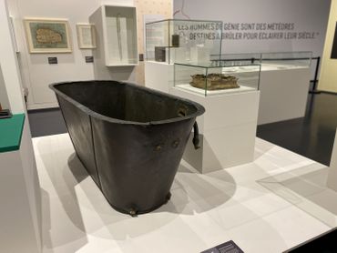 En provenance de Sainte-Hélène, la baignoire de Napoléon est arrivée par bateau en Belgique il y a trois semaines. En provenance de Sainte-Hélène, la baignoire de Napoléon est arrivée par bateau en Belgique il y a trois semaines.