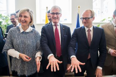 De gauche à droite: Hilde Crevits (CD&V) vice-ministre président, Geert Bourgeois (N-VA) ministre-président et Ben Weyts (N-VA) ministre du Transport. De gauche à droite: Hilde Crevits (CD&V) vice-ministre président, Geert Bourgeois (N-VA) ministre-président et Ben Weyts (N-VA) ministre du Transport.