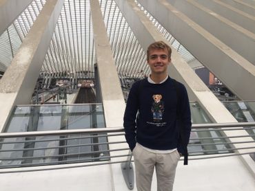 Au départ Alexandre avait peur de suivre des cours en Anglais. Finalement, il s'en sort bien. Au départ Alexandre avait peur de suivre des cours en Anglais. Finalement, il s'en sort bien.