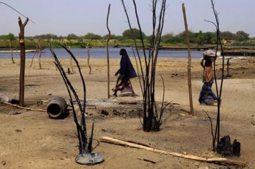 Des femmes tchadiennes marchent près de maisons détruites, dans le village de N'Gouboua, près du Lac Tchad, le 5 mars 2015. Les combattants de Boko Haram militants sont arrivés dans le village le 13 février dernier, ont brûlé des maisons, et tué une dizaine de personnes. Plus de 3 400 Nigérians vivaient dans ce village mais ils ont tous fui. Des femmes tchadiennes marchent près de maisons détruites, dans le village de N'Gouboua, près du Lac Tchad, le 5 mars 2015. Les combattants de Boko Haram militants sont arrivés dans le village le 13 février dernier, ont brûlé des maisons, et tué une dizaine de personnes. Plus de 3 400 Nigérians vivaient dans ce village mais ils ont tous fui.