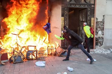 "Gilets jaunes": de nombreux magasins ont été pillés et incendiés à Paris "Gilets jaunes": de nombreux magasins ont été pillés et incendiés à Paris