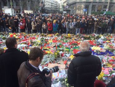 Devant la Bourse, des centaines de fleurs, petits mots, et objets déposés en hommage aux victimes des attentats de Bruxelles Devant la Bourse, des centaines de fleurs, petits mots, et objets déposés en hommage aux victimes des attentats de Bruxelles