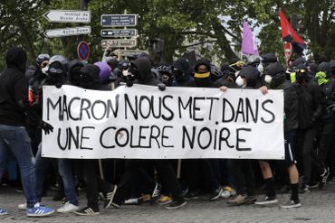 Les manifestants semblent également très remontés contre le président de la République, Emmanuel Macron. Les manifestants semblent également très remontés contre le président de la République, Emmanuel Macron.