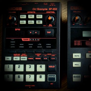 Un vieux sampleur et une loop station Un vieux sampleur et une loop station