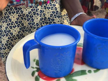 Le ‘lait du voyageur’ est servi aux invités pour leur souhaiter la bienvenue. La recette : eau de tamarin, farine de petit mil et sucre. Le ‘lait du voyageur’ est servi aux invités pour leur souhaiter la bienvenue. La recette : eau de tamarin, farine de petit mil et sucre.