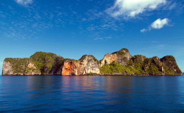 Koh Phi Phi se situe dans la mer d'Andaman, au large de Phuket. Koh Phi Phi se situe dans la mer d'Andaman, au large de Phuket.