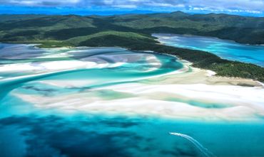 A Whiteheaven Beach, en Australie, la fraîcheur de la plage de silice contraste avec la température de l'eau. A Whiteheaven Beach, en Australie, la fraîcheur de la plage de silice contraste avec la température de l'eau.