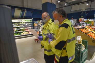 Bénévoles d'une associations faisant des courses pour les personnes ne pouvant se déplacer, ce 01 avril à Saint Sébastien, au Pays Basque Bénévoles d'une associations faisant des courses pour les personnes ne pouvant se déplacer, ce 01 avril à Saint Sébastien, au Pays Basque