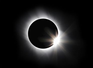 Seules des lunettes spéciales, conformes aux normes CE, protègent les yeux lors de l'observation d'une éclipse solaire. Seules des lunettes spéciales, conformes aux normes CE, protègent les yeux lors de l'observation d'une éclipse solaire.