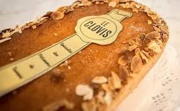 Le gâteau Clovis (créé par l’association des Pâtissiers de Tournai pour le 1500e anniversaire de l’accession au trône de Clovis) Le gâteau Clovis (créé par l’association des Pâtissiers de Tournai pour le 1500e anniversaire de l’accession au trône de Clovis)