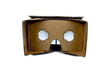 De nombreux modèles de Google Cardboard proposés à moins de 30 euros sont disponibles en ligne. De nombreux modèles de Google Cardboard proposés à moins de 30 euros sont disponibles en ligne.