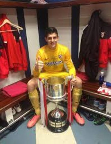 Thibaut Courtois avec le Trophée de la Liga Thibaut Courtois avec le Trophée de la Liga