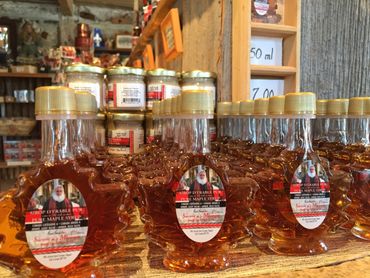 Une partie du sirop d’érable produit par Pierre Faucher est vendu dans son magasin, sur place. Le reste est englouti lors des repas dans la cabane à sucre. Une partie du sirop d’érable produit par Pierre Faucher est vendu dans son magasin, sur place. Le reste est englouti lors des repas dans la cabane à sucre.