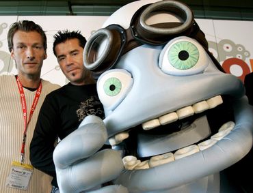 Les producteurs Henning Reith et Reinhard Raith et Crazy frog, leur créature infernale, à Berlin, en septembre 2005 Les producteurs Henning Reith et Reinhard Raith et Crazy frog, leur créature infernale, à Berlin, en septembre 2005