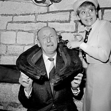 Les acteurs Bourvil et Annie Cordy plaisantent le 01 mars 1966 à Paris après avoir reçu le "Prix du Rideau Rouge" dans un théâtre parisien. Les acteurs Bourvil et Annie Cordy plaisantent le 01 mars 1966 à Paris après avoir reçu le "Prix du Rideau Rouge" dans un théâtre parisien.