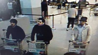 Un photo issue des images des caméras de surveillance laissent entrevoir le visage des suspects. LEs deux individu en noir seraient les deux kamikazes, l'autre serait activement recherché. Un photo issue des images des caméras de surveillance laissent entrevoir le visage des suspects. LEs deux individu en noir seraient les deux kamikazes, l'autre serait activement recherché.