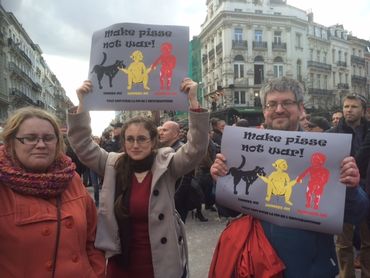 Avant l'arrivée des hooligans, plusieurs centaines de personnes étaient présentes place de la Bourse Avant l'arrivée des hooligans, plusieurs centaines de personnes étaient présentes place de la Bourse