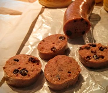 Lev'gos de la Confrérie du Lev'Gos. Il s’agit de cette fameuse charcuterie sous forme de boudin à base de porc et qui mélange les saveurs sucrées et salées. Lev'gos de la Confrérie du Lev'Gos. Il s’agit de cette fameuse charcuterie sous forme de boudin à base de porc et qui mélange les saveurs sucrées et salées.