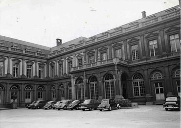 Dans la cour d'honneur du Palais d'Egmont en 1953. Dans la cour d'honneur du Palais d'Egmont en 1953.