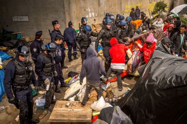 France: la police démantèle plusieurs campements sauvages de réfugiés à Calais France: la police démantèle plusieurs campements sauvages de réfugiés à Calais
