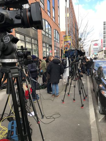 Des journalistes présents en masse devant les bâtiments de la police judiciaire à Nanterre. Des journalistes présents en masse devant les bâtiments de la police judiciaire à Nanterre.