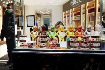 Personne portant un masque médical dans un magasin bruxellois, ce 13 mars 2020 Personne portant un masque médical dans un magasin bruxellois, ce 13 mars 2020
