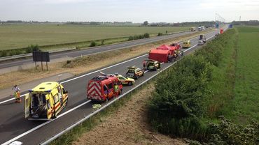 Un bus transportant des enfants accidenté sur la E40, il y aurait un mort Un bus transportant des enfants accidenté sur la E40, il y aurait un mort