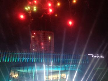 La journée s'est clôturée avec un feu d'artifice. La journée s'est clôturée avec un feu d'artifice.