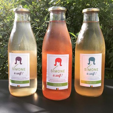 Simone a Soif! est aussi subtile qu’une infusion avec tous les bienfaits des plantes sans les méfaits du sucre. Simone a Soif! est aussi subtile qu’une infusion avec tous les bienfaits des plantes sans les méfaits du sucre.