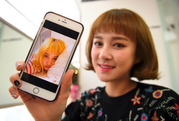 Le 16 mars 2017 à Séoul, Kim Day-Youg (Dain), principale chanteuse de SixBomb, montre une photo d'elle avant les opérations subies pour renforcer sa poitrine et réduire ses pommettes, afin de rendre son visage plus petit. Le 16 mars 2017 à Séoul, Kim Day-Youg (Dain), principale chanteuse de SixBomb, montre une photo d'elle avant les opérations subies pour renforcer sa poitrine et réduire ses pommettes, afin de rendre son visage plus petit.
