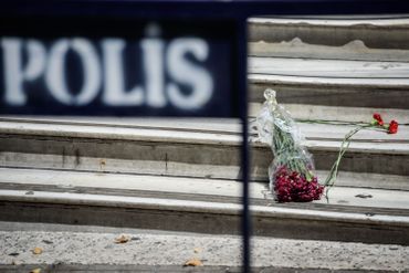 Cette photo, prise le 15 juillet, montre des fleurs déposée en hommage aux victimes de Nice devant le consulat français à Istanbul. Cette photo, prise le 15 juillet, montre des fleurs déposée en hommage aux victimes de Nice devant le consulat français à Istanbul.