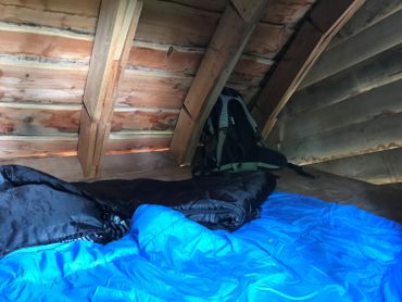 En haut, un abris pour dormir au milieu des bois En haut, un abris pour dormir au milieu des bois