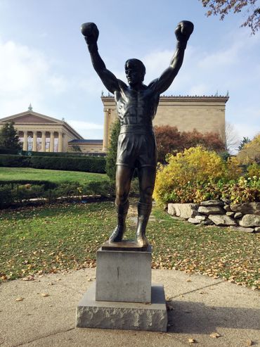 La statue Rocky Balboa, utilisée pour le tournage de "Rocky III" et offerte à la ville en 1982, est le deuxième monument le plus demandé à l'office du tourisme La statue Rocky Balboa, utilisée pour le tournage de "Rocky III" et offerte à la ville en 1982, est le deuxième monument le plus demandé à l'office du tourisme
