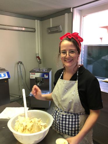 La jeune Emilie vient d’ouvrir une petite épicerie dans la ferme familiale (3ème génération d’éleveurs). La jeune Emilie vient d’ouvrir une petite épicerie dans la ferme familiale (3ème génération d’éleveurs).