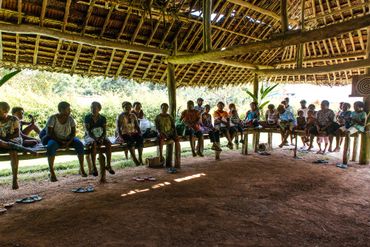 Les femmes de la communauté sont réunies sous la grande hutte centrale, elles échangent sur les violences sous le regard de Sophie et des hommes qui participent aux débats. Les femmes de la communauté sont réunies sous la grande hutte centrale, elles échangent sur les violences sous le regard de Sophie et des hommes qui participent aux débats.
