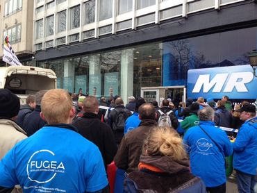 Les agriculteurs installent une ferme à Schuman et rendent visite au MR Les agriculteurs installent une ferme à Schuman et rendent visite au MR