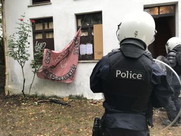 LLN : Expulsion musclée pour les squatteurs de la petite maison du lac LLN : Expulsion musclée pour les squatteurs de la petite maison du lac