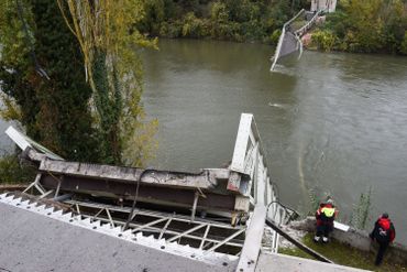 Effondrement d'un pont près de Toulouse: une adolescente tuée et "probablement plusieurs disparus" Effondrement d'un pont près de Toulouse: une adolescente tuée et "probablement plusieurs disparus"
