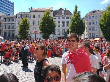 Une foule en liesse attend impatiemment les Diables rouges à la Grand-Place de Bruxelles Une foule en liesse attend impatiemment les Diables rouges à la Grand-Place de Bruxelles