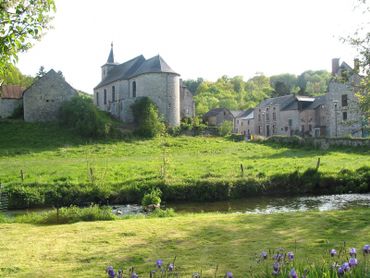 Le quartier de l’église bordé par la Molignée Le quartier de l’église bordé par la Molignée