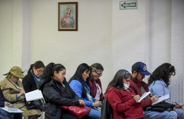 Des catholiques ultra-conservateurs de Colombie écoutent Rafael Arango, le 2 septembre 2017 au siège de la Corporation Bethléem Maison Fraternelle, dans le nord-ouest de Bogota. Des catholiques ultra-conservateurs de Colombie écoutent Rafael Arango, le 2 septembre 2017 au siège de la Corporation Bethléem Maison Fraternelle, dans le nord-ouest de Bogota.