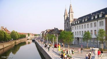 Tout au long de l’eau, vous pourrez admirez les façades classées, les arbres remarquables, les ponts et bien sûr l’Escaut … Tout au long de l’eau, vous pourrez admirez les façades classées, les arbres remarquables, les ponts et bien sûr l’Escaut …
