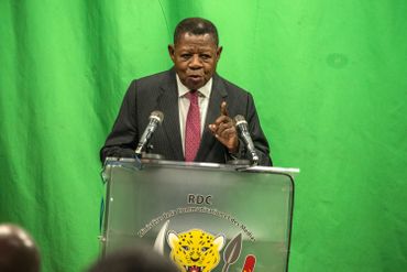 Lamber Mende, porte-parole de la coalition au pouvoir, le Front Commun pour le Congo (FCC) en août 2018 à Kinshasa Lamber Mende, porte-parole de la coalition au pouvoir, le Front Commun pour le Congo (FCC) en août 2018 à Kinshasa