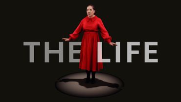 Pour "The Life", l'hologramme de l'artiste porte la même tenue que dans sa performance "The Artist is Present" Pour "The Life", l'hologramme de l'artiste porte la même tenue que dans sa performance "The Artist is Present"