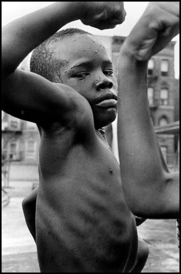 USA. New York City. 1963. Un jeune garçon dans les rues d'Harlem USA. New York City. 1963. Un jeune garçon dans les rues d'Harlem