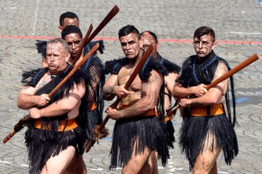 Défilé du 14 juillet en France: des maoris parmi les 3 000 soldats du défilé Défilé du 14 juillet en France: des maoris parmi les 3 000 soldats du défilé