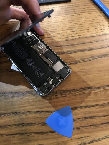 L'iPhone une fois ouvert. La batterie, c'est le rectangle sombre sur la gauche de l'appareil. L'iPhone une fois ouvert. La batterie, c'est le rectangle sombre sur la gauche de l'appareil.